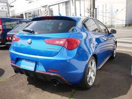 レザーシート、運転席・助手席パワーシート、ステアリングパドルシフト