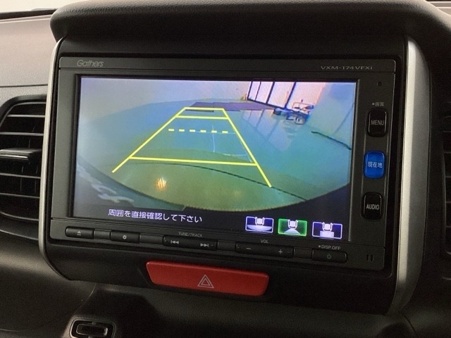 リバースギアに入れるだけで後方の表示へ切り替わります。夜間や雨の日の駐車も楽になりますよ。