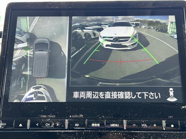 【全方位モニター】まるでクルマを真上から見下ろしたかのような視点で駐車をサポートします！クルマの斜め後ろや真横など、前後左右の4つのカメラの映像が合成されて、モニターに映し出されます。