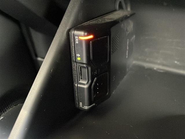 【ETC】有料道路を利用する際に料金所で停止することなく通過できる、ETC車載器（ノンストップ自動料金収受システム機器）が装備されています。セットアップを行うことで利用可能になります。