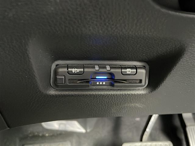 【ETC】有料道路を利用する際に料金所で停止することなく通過できる、ETC車載器（ノンストップ自動料金収受システム機器）が装備されています。セットアップを行うことで利用可能になります。