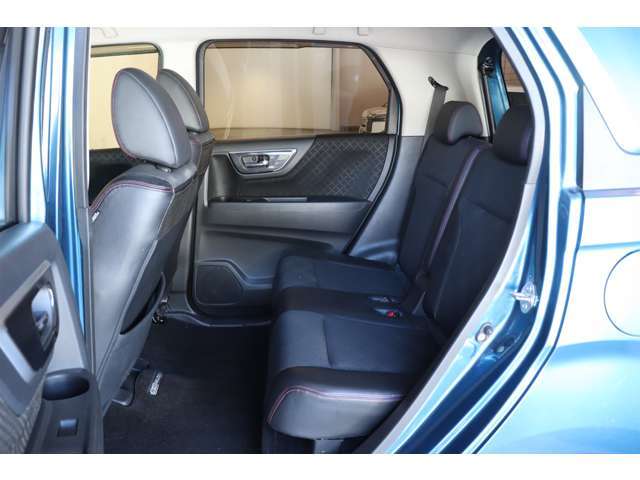 後席もしっかりとしたシートで足元もゆったりとしています♪