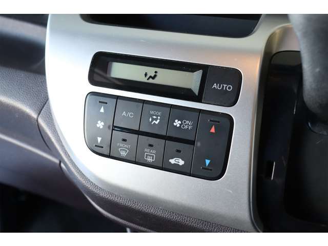 エアコンはオートエアコンで温度調整が簡単にでき、オールシーズン快適にドライブできます♪