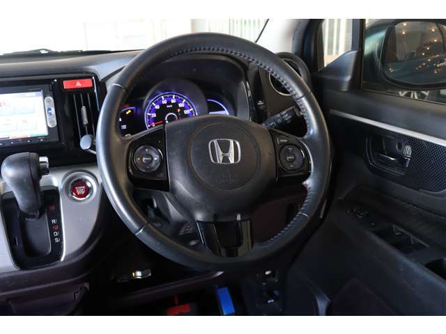 視認性の良いメーター、操作性の良いステアリングまわりです♪