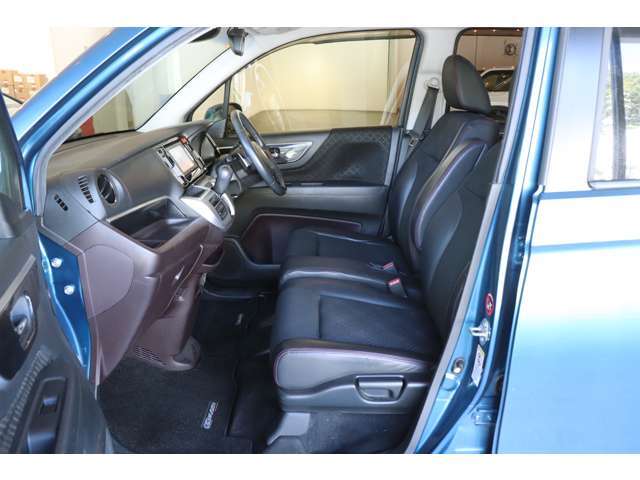 運転席、助手席ともに広々としており、ゆとりのある空間となっております♪