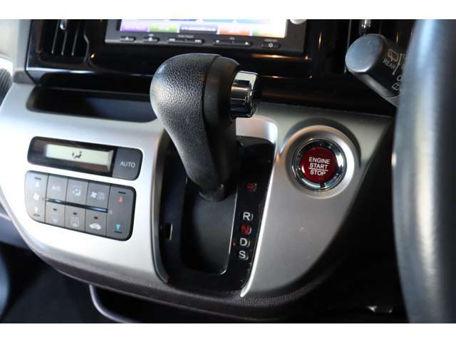 発進時や後退時に操作するレバーです。操作のしやすさが肝心になってきます。ぜひ一度体感してください。