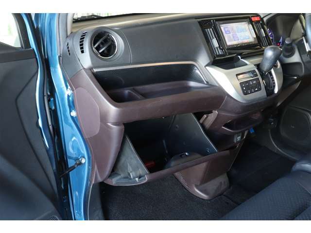 助手席前部分の収納スペースもたくさん！充実しています！