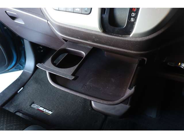 格納式のトレーやドリンクホルダーついています♪