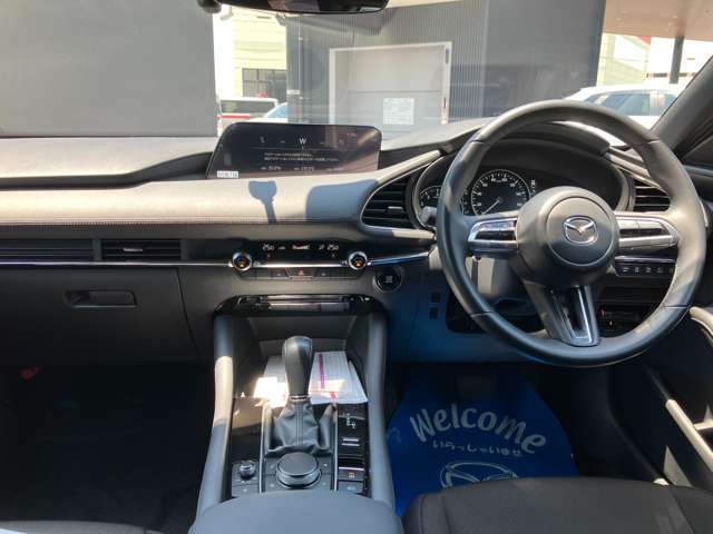 フロントピラーの位置を従来よりも後方にレイアウト。運転席からの視界の広がりを向上。車両の周囲の状況を、いち早く知ることで、安全に運行できます。