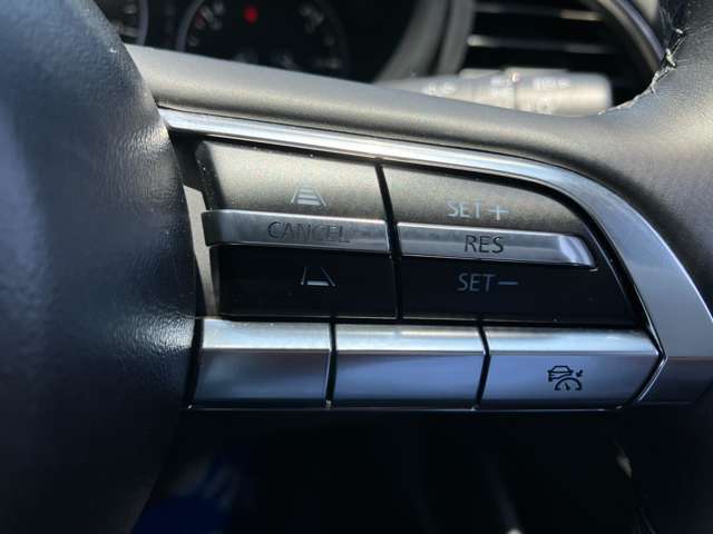 【　MRCC　】ミリ派レーダーで前方の走行車との車間距離を認識。0から100km/hの範囲で、自動追従走行を可能にしています。
