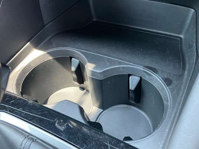蓋つきのドリンクホルダー。使用しないときはスッキリとしたインテリアになります。