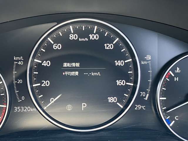 平均燃費や速度、そのほかには残量のガソリンで走行可能な距離を教えてくれます。