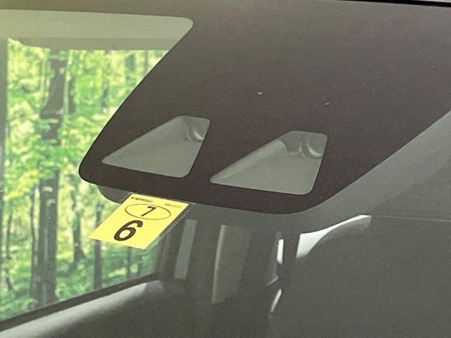 【スマートアシスト】走行中に前方の車両等を認識し、衝突しそうな時は警報とブレーキで衝突回避と被害軽減をアシスト。より安全にドライブをお楽しみいただけます。