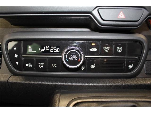 オートエアコン搭載車です。室内の空調管理も温度を設定するだけなのでとても便利な装備です。