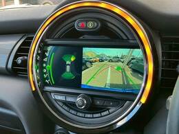 バックカメラ装備。後方確認に役立ち、楽々駐車やバックをしていただけます。