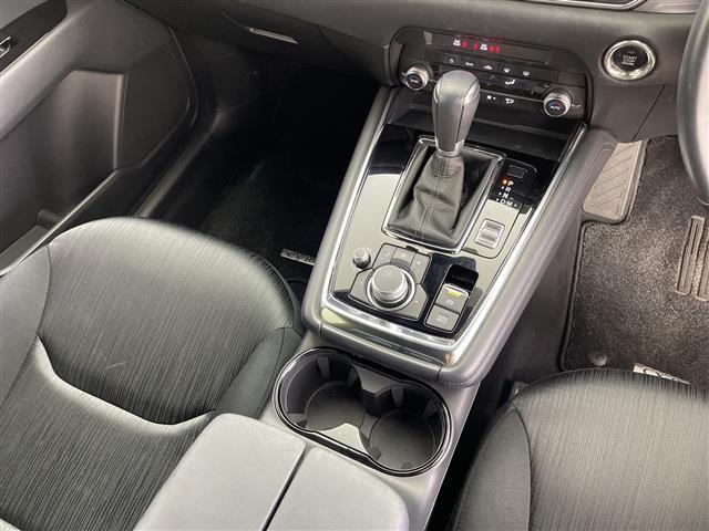 【ドリンクホルダー】長時間のドライブを快適に過ごすために、必須の車内アイテムですね。