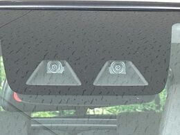 【スマートアシスト】走行中に前方の車両等を認識し、衝突しそうな時は警報とブレーキで衝突回避と被害軽減をアシスト。より安全にドライブをお楽しみいただけます。