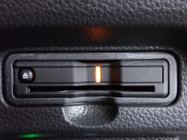 ■【ETC車載器】が装備されています。セットアップをしてお渡しとなり、ETCカードを差し込むだけで高速道路の利用が可能です。