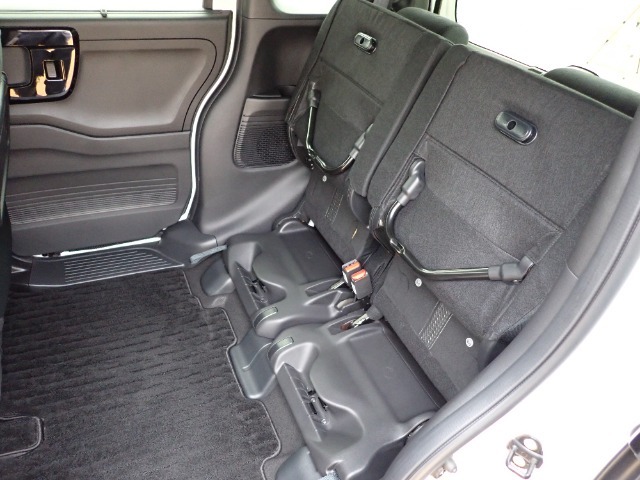 ◆チップアップ＆ダイブダウン機構付【ULTR SEAT】は後席座面を左右分割で跳ね上げることができます。トランクで積載できない背の高い荷物をラクラク収納できます。ホンダ車ならではの人気装備です。