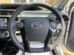 【ハンドル】軽い力で扱いやすいハンドルです。目立つ傷やスレなどなく綺麗な状態です！除菌プランいれていただくとさらに快適に！清潔なお車はお子様にも安心ですね！