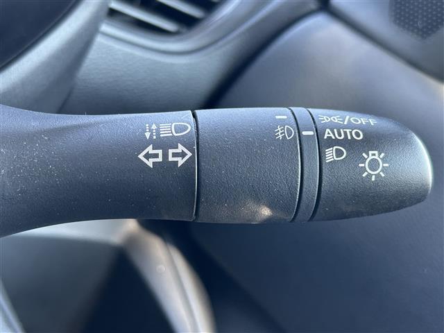 【オートライト（AUTO）】外の明るさをシステムが感知して、自動でヘッドライトが点灯します！ヘッドライトをつけ忘れを防ぐ便利機能です。