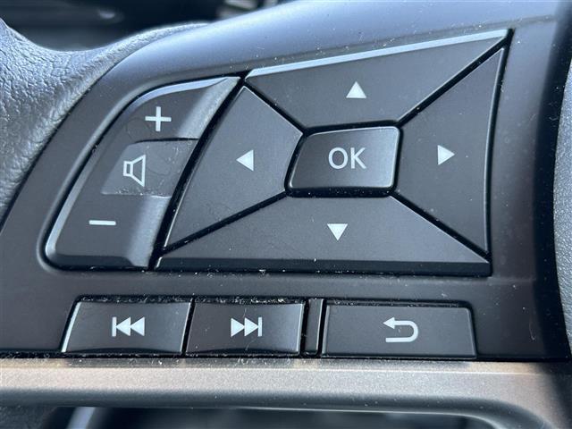 【ステアリングスイッチ】手元のボタンから、オーディオやナビなどの操作ができるので、よそ見をせずに安全に運転に集中できます！