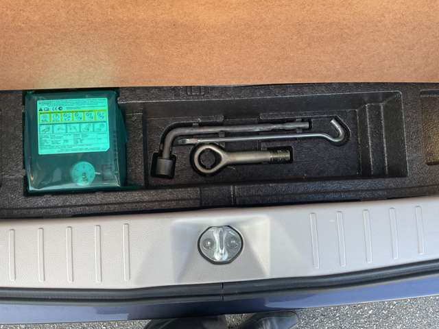 ラゲッジルーム下には車載工具を収納。