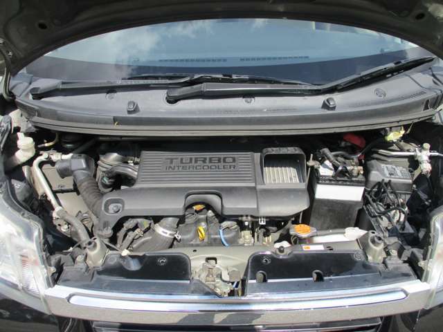 エンジンルームも綺麗に洗浄してから納車致します。普段あまり見ることが無い箇所だからこそ綺麗だと感動しますよね（＊´▽｀＊）
