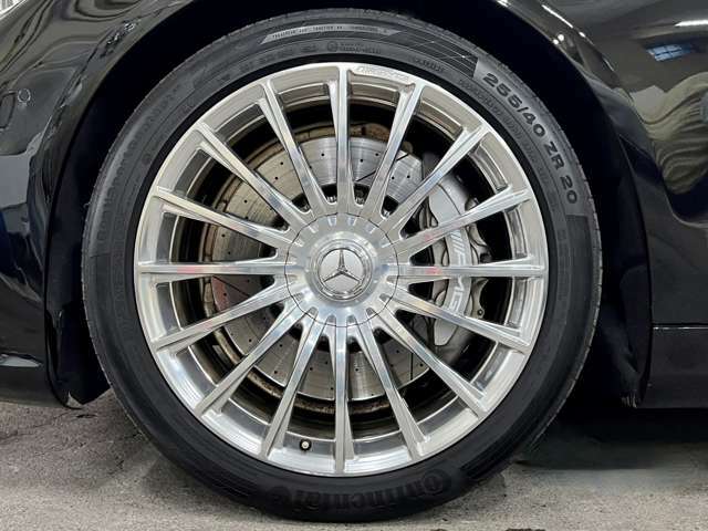 F255/40ZR20・R285/35ZR20コンチネンタルContiSportContact5Pを装着◎65専用フルポリッシュ20インチAWはTOPグレードの存在感を放つ！22年製造で残り山も十分！