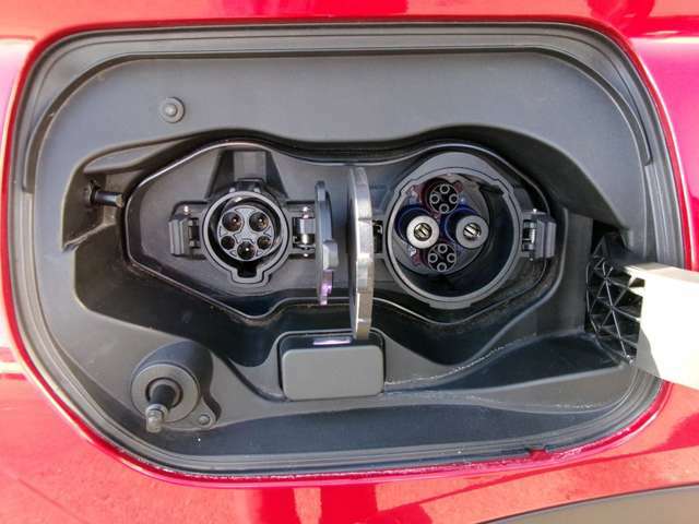 運転席側後部に充電用のコネクターが付いております。　左側が普通充電用のコネクターで、右側が急速充電用のコネクターになります。