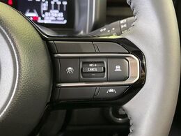 【アダプティブクルーズコントロール】高速道路での長距離走行が楽に！！自動で速度を保つクルーズコントロールが、衝突軽減システムと連携し、前方の車両を感知して車間を保つように速度調節してくれます！！