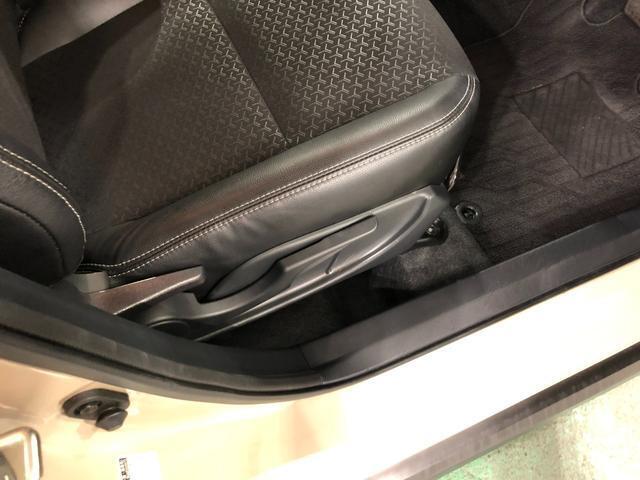 痛みの出やすい運転席シートの角、フロアマット、座面、ともに良好です