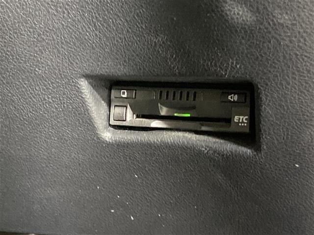【ETC】有料道路を利用する際に料金所で停止することなく通過できる、ETC車載器（ノンストップ自動料金収受システム機器）が装備されています。セットアップを行うことで利用可能になります。