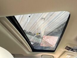 【サンルーフ】開放感たっぷりの希少装備、サンルーフが装着されています！車内に明かりを取り入れたり景色を楽しむ以外にも、車内の空気も簡単に換気できて快適です！