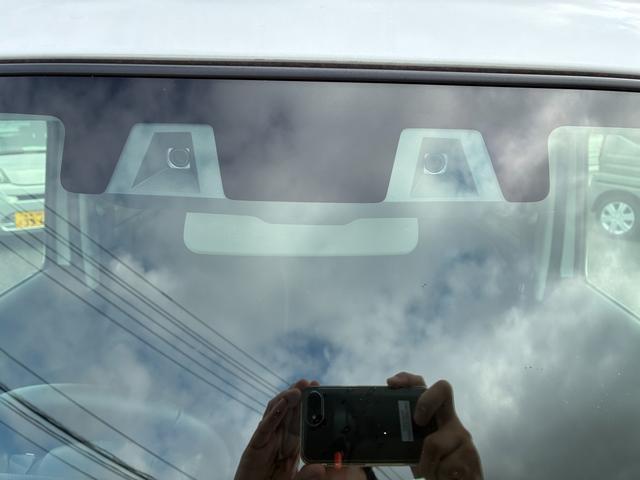 フロントガラス上部には安全機能のデュアルカメラブレーキサポートが付いています！2つのカメラで人間の目のような働きで夜間の歩行者感知もできる仕組みです。衝突被害軽減ブレーキや踏間違い防止を手助けします！