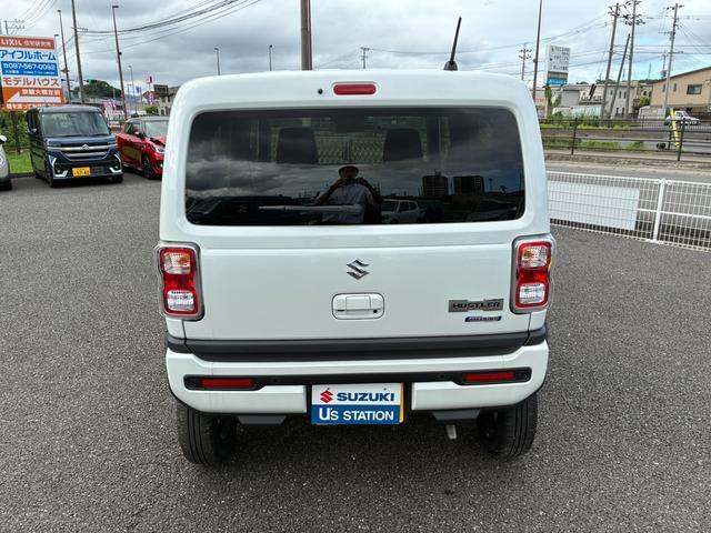 後ろには4つの超音波センサーで障害物などが迫ると音でお知らせしてくれます！狭いところでのバックも安心です！狭いところでのバックも安心です！