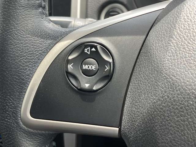 ステアリングスイッチ搭載！ハンドルひとつで手を離さなくても運転中視線をそらさなくても操作が出来て便利です