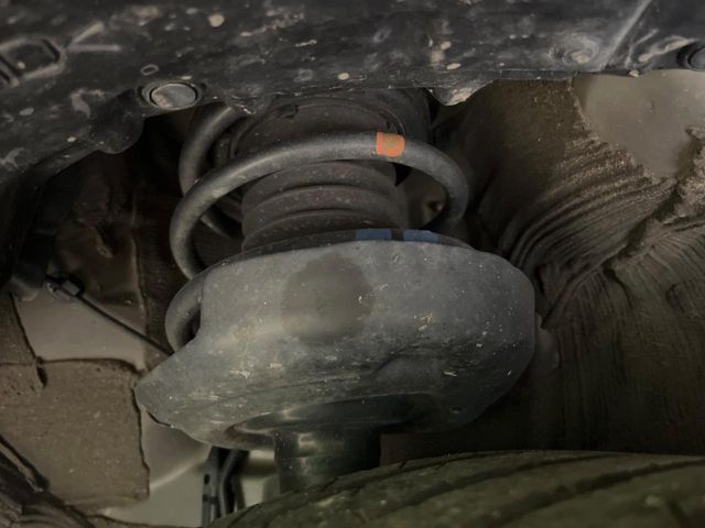 お車を安心してお乗りいただく為には、足回りの定期点検が欠かせません。サービスサポート（有償保証）では無料点検もご提供しており、安心のカーライフをお過ごしいただけるサポート体制が整っています。