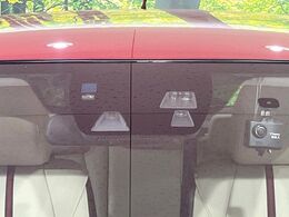 【スマートブレーキサポート】走行中に前方の車両等を認識し、衝突しそうな時は警報とブレーキで衝突回避と被害軽減をアシスト。より安全にドライブをお楽しみいただけます。