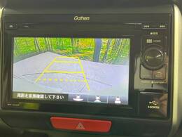 【バックカメラ】駐車時に後方がリアルタイム映像で確認できます。大型商業施設や立体駐車場での駐車時や、夜間のバック時に大活躍！運転スキルに関わらず、今や必須となった装備のひとつです！