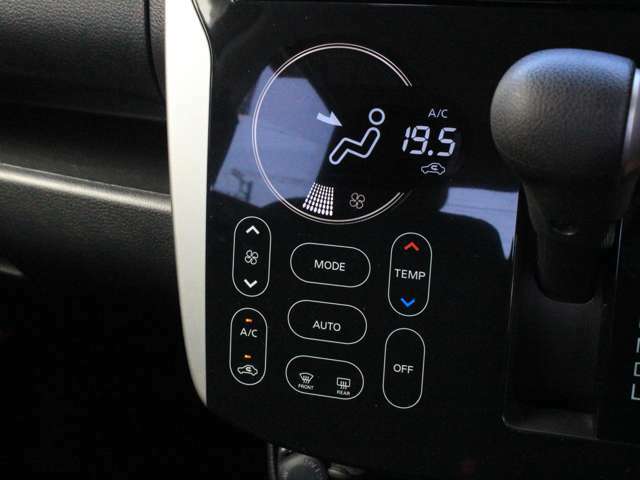 スマホのようにタッチ操作が出来るエアコンパネルに【オートエアコン】なので、車内は常に快適です◎