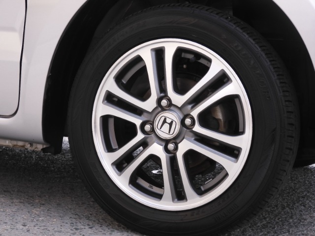アルミホイール装着車です！これで足元まわりもおしゃれにきまります！