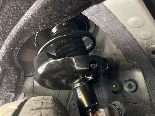 お車を安心してお乗りいただく為には、足回りの定期点検が欠かせません。サービスサポート（有償保証）では無料点検もご提供しており、安心のカーライフをお過ごしいただけるサポート体制が整っています。