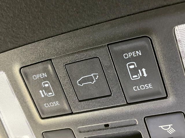【両側パワースライドドア】スマートキーや運転席のスイッチで後席両側スライドドアの開閉が可能♪電動だから力を入れてドアを開ける必要が無く、小さなお子様でも簡単に開け閉めでき快適です♪