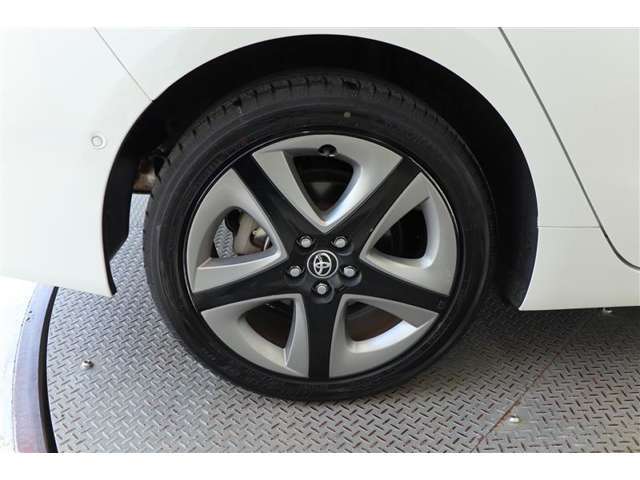 純正アルミホイール【タイヤサイズ215/45R17】