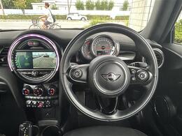 【ハンドル】軽い力で扱いやすいハンドルです。目立つ傷やスレなどなく綺麗な状態です！除菌プランいれていただくとさらに快適に！清潔なお車はお子様にも安心ですね！