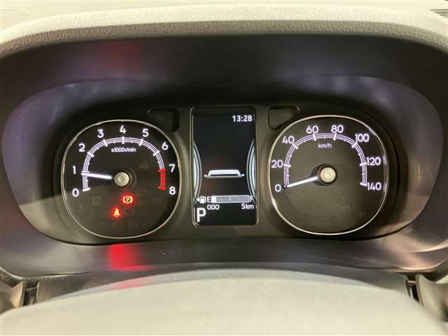 視認性のいいメーターを採用しており、快適なドライブをサポートします。