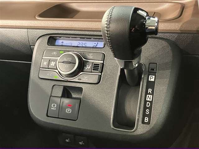 当店ではauも取り扱っております。お車と一緒にau携帯の機種変更も可能です♪また、自動車保険も取り扱っております。車の支払いと自動車保険の支払いをまとめてお支払い可能なプランもあります♪