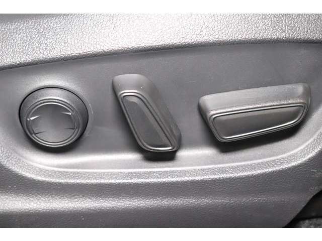 パワーシートを装備！　電動でシートの調整が手軽にできます。