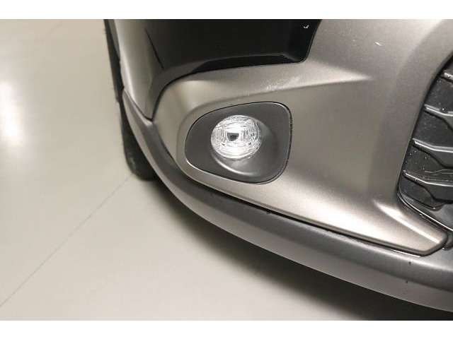 フォグランプ。　悪天候時などにヘッドライト灯りを補助します。